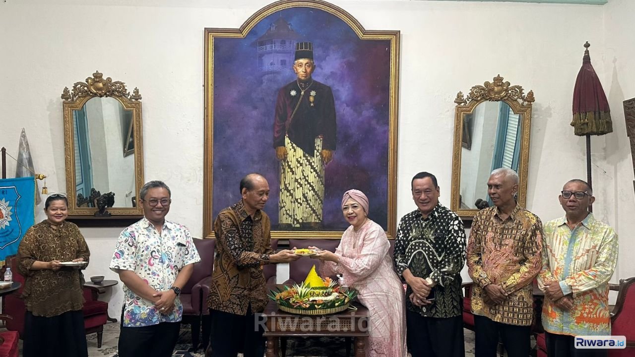 Gusti Moeng bersama akademisi dan tokoh budaya saat selamatan pembentukan Lembaga Studi Kebudayaan Keraton Surakarta Hadiningrat di Keraton Surakarta 10 Mei 2026